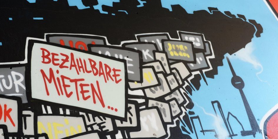 ARCHIV - Ein Graffiti für bezahlbare Mieten am Kottbusser Tor am 07.06.2013 in Berlin-Kreuzberg. Foto: Jens Kalaene/dpa (zu dpa "Bundeskabinett beschließt Mietpreisbremse" vom 01.10.2014) +++(c) dpa - Bildfunk+++